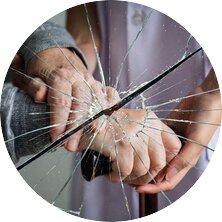 Symbolbild: Eine unterstützende Geste zwischen Alt und Jung, gesehen durch einen kaputten Spiegel mit diagonal verlaufendem Riss. | © rawpixel.com/freepik.com | bearbeitet mit KI (Google Gemini)