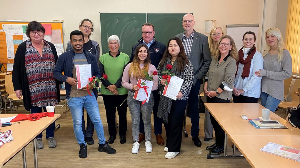 Im Bild von links: Doris Muschkeit, Abdullai Abdelaziz Ali, Tetsuro Taranczewski, Sybille Böschen, Mahdieh Mirzaie, Uwe Schmidt, Andrijana Savic, Eckart Kroon, Heike Uffenbrink, Heike Bülken und zwei Projektmitarbeiterinnen. | © Foto: AWO/Thomas Krüger