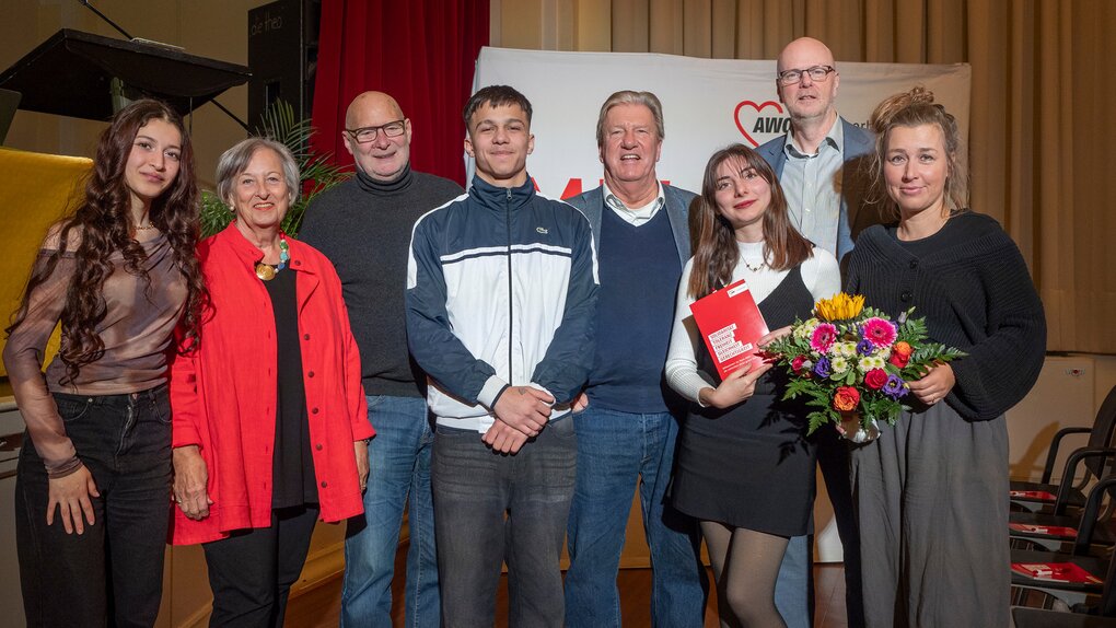 Wollen noch viel erreichen: Die Jugendlichen vom Kreisjugendwerk der AWO Bremerhaven zusammen mit AWO Geschäftsführung und Vorstand. | © AWO Bremerhaven/Simone Hryzyk